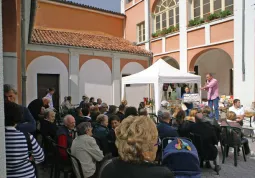 Un momento di una festa con giochi all'oratorio parrocchiale in via Cadorna
